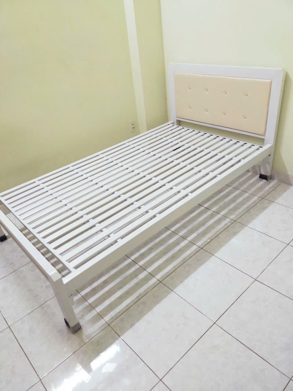 Giường đơn 1m2 x 2m – rộng rãi hơn