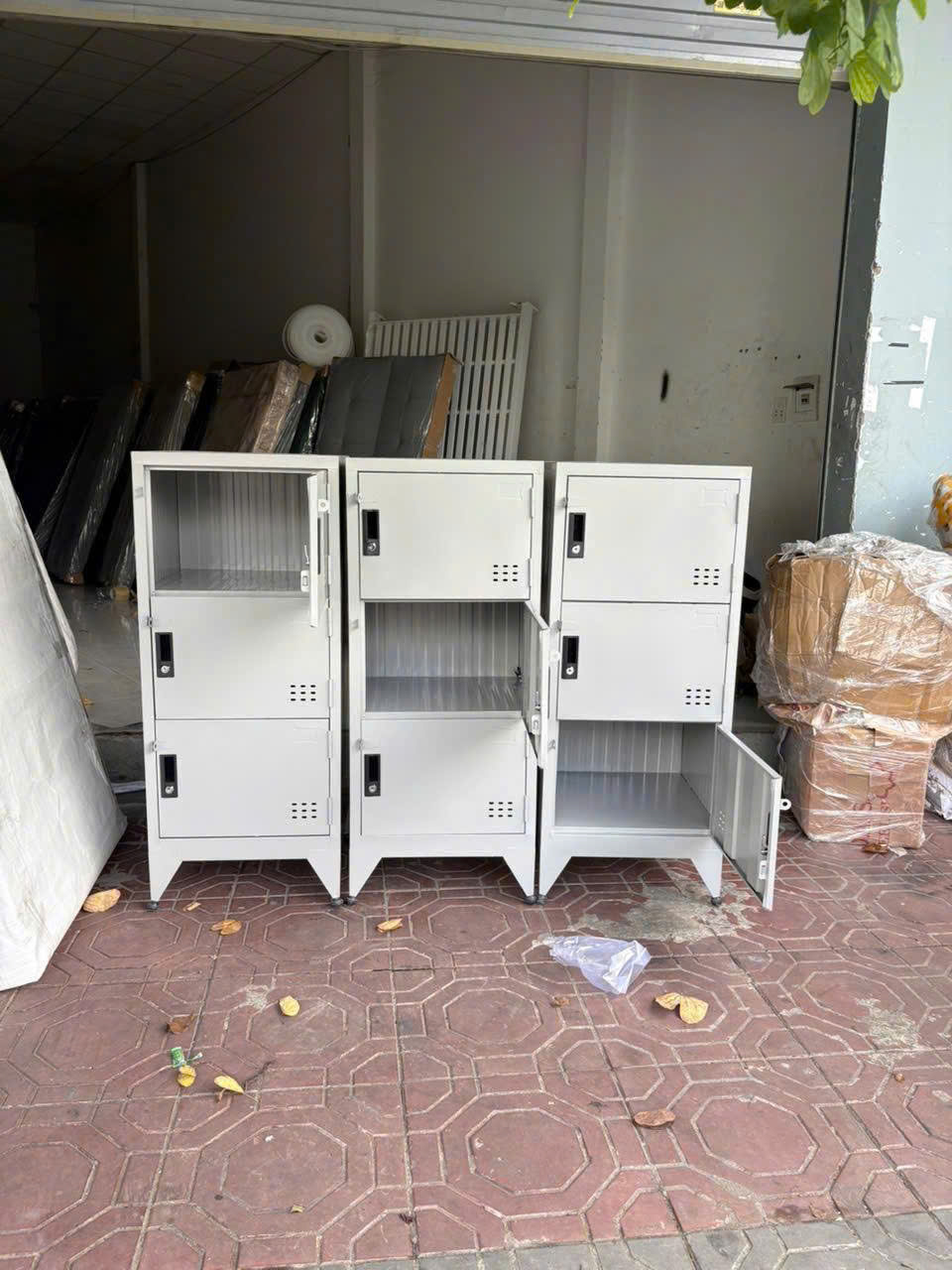 Tủ locker 3 tầng – gọn, giá tốt